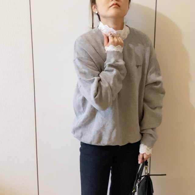 1：「ハイネックブラウス」をレイヤードすれば部屋着感ゼロ