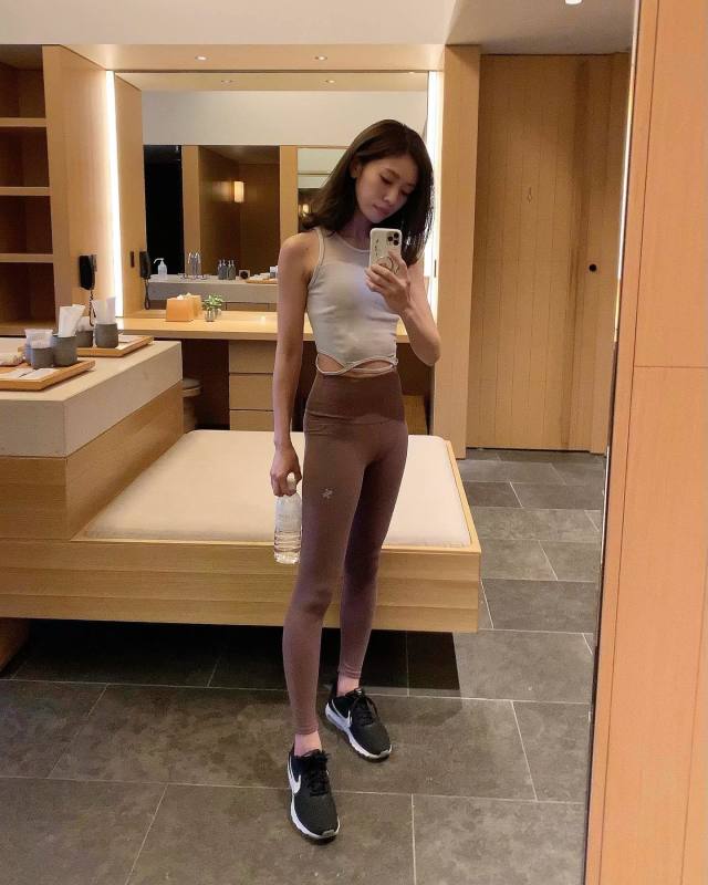 【50代・ピラティスにおすすめの服装】基本は「ぴったりしたレギンス×トップス」