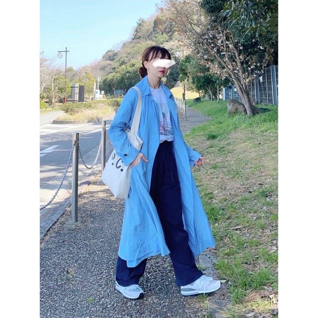 涼しげな「ブルートレンチ」がデニムルックの鮮度アップに貢献