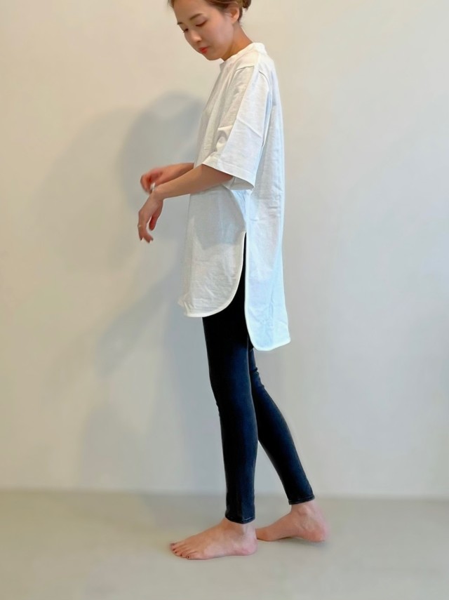【50代・ピラティスにおすすめの服装2】専用ウェアの代わりに「黒レギンス×Tシャツ」