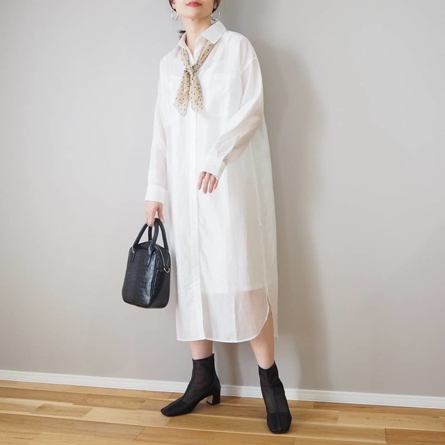 黒シアーブーツ×ふくらはぎ丈ワンピースのコーデ
