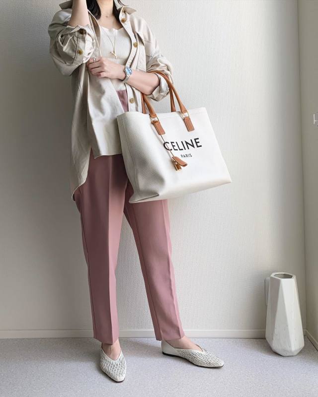 ミニマルな「CELINE（セリーヌ）」のロゴバッグは洗練された印象に