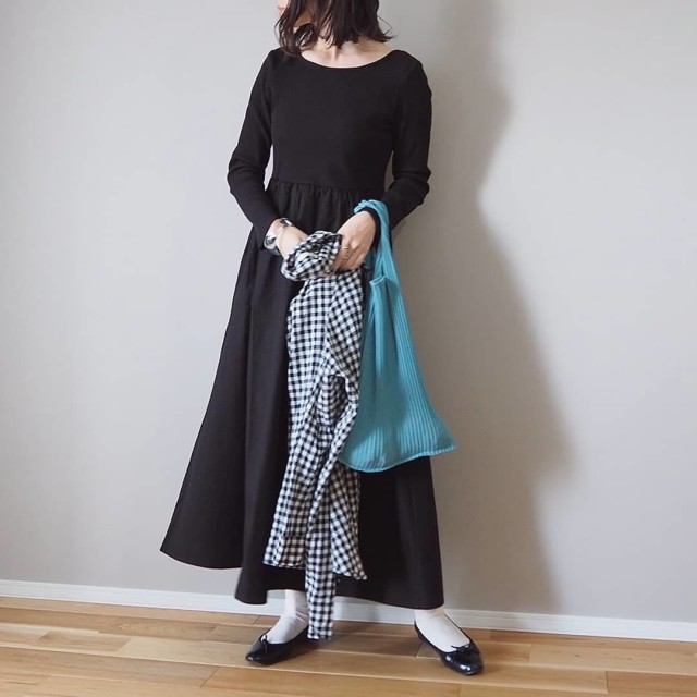 水色バッグで「黒っぽい服」にコントラストをつける