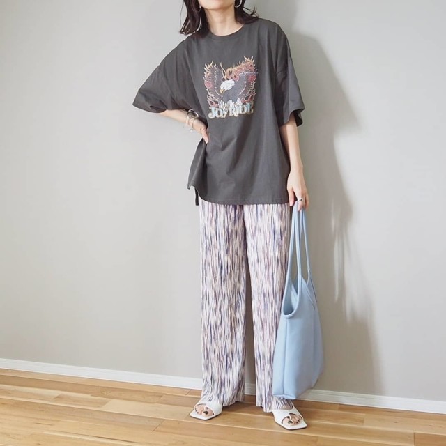 「プリントTシャツ」合わせでゆるっとカジュアルに気負いなく