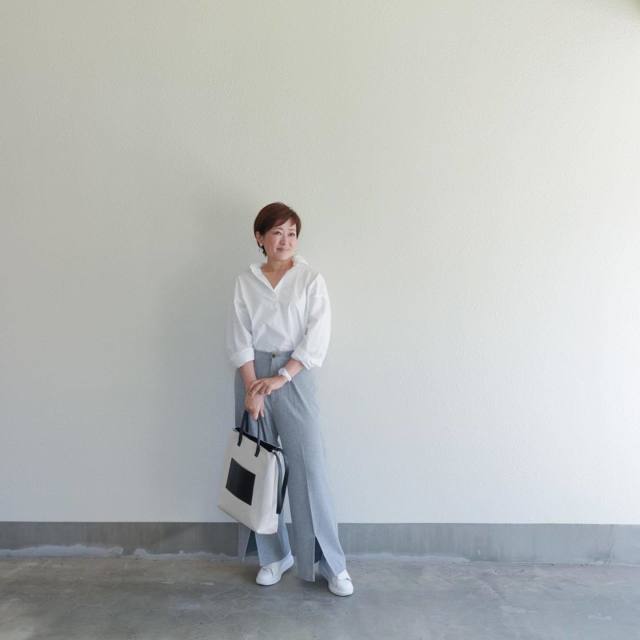 【50代のグレーパンツコーデ1】透明感のあるトップスを合わせてクリーンに着こなす