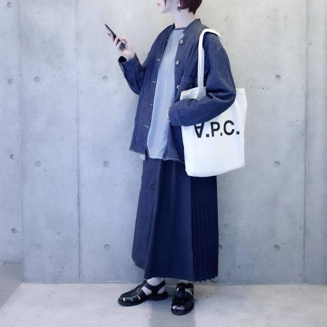 端正なグルカサンダルは、ゆるっとしたボトムに合わせて