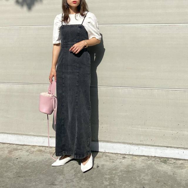 女っぽいデザインも力まず着られる「デニム素材のキャミソールワンピース」