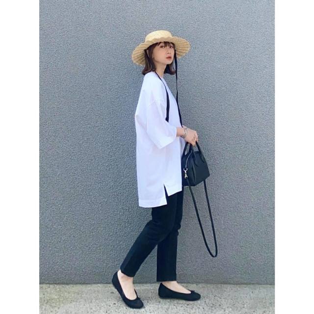 4｜つま先が丸いバレエシューズは「モノトーンカラーの服」に合わせる