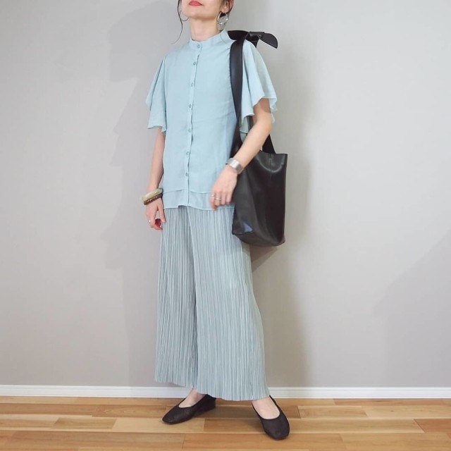 トレンド感たっぷり！ 「スタンドカラー×ボリューム袖のブラウス」