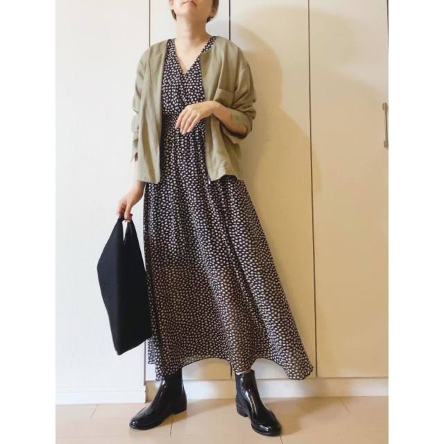【4】雨粒みたいで可愛い「ドット柄スカート・ワンピース×黒レインブーツコーデ」