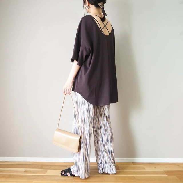 背中が開いた服には「バッククロスキャミソール」