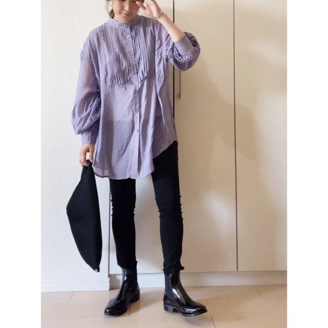 【雨の日×気温23度におすすめの服装1】薄手の長袖シャツ・ブラウス