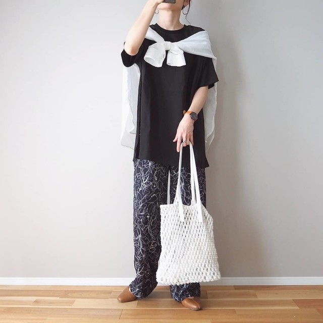 丈の長いTシャツ・おすすめのデザイン1｜パンツと同系色のTシャツ