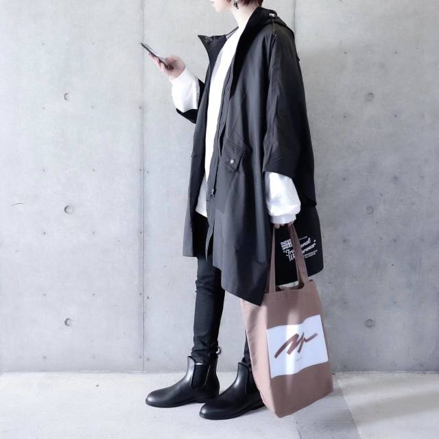 【2】すんなり馴染む「黒パンツ×黒レインブーツコーデ」