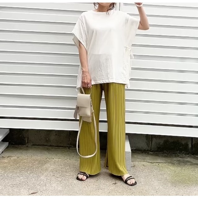 「スキニーパンツ」 → プリーツパンツに更新