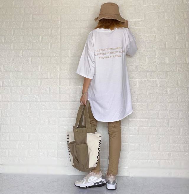 【4】少年っぽい服装の足元はスニーカーで決まり！