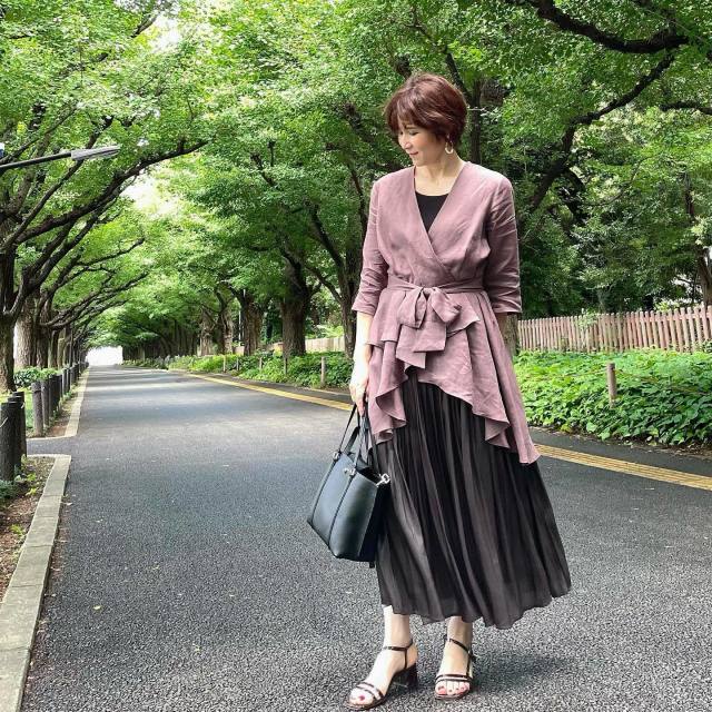 女性らしく決まる「フェミニンデザインの無地チュニック」