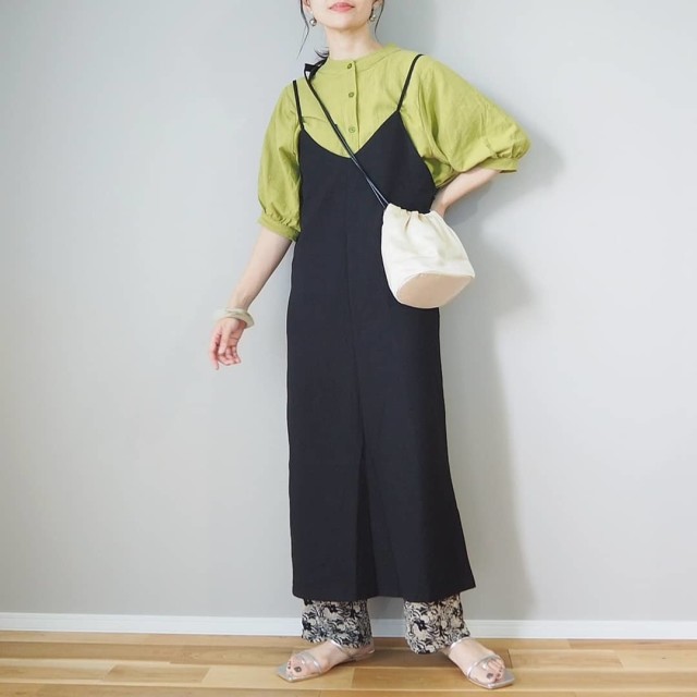 黒のキャミワンピース×総柄パンツのコーデ