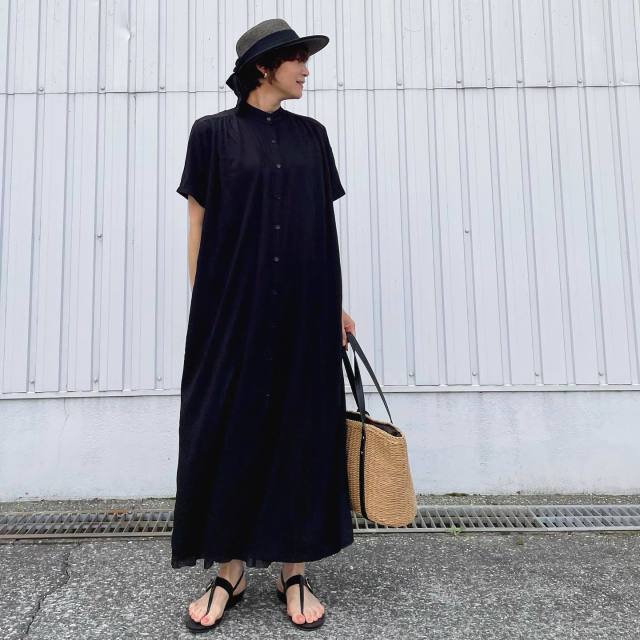 ワンピースメインの黒コーデには「カジュアルなサンダル」を投入