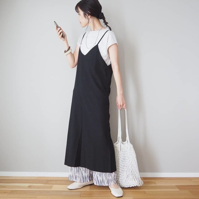 黒のキャミワンピース×総柄パンツのコーデ