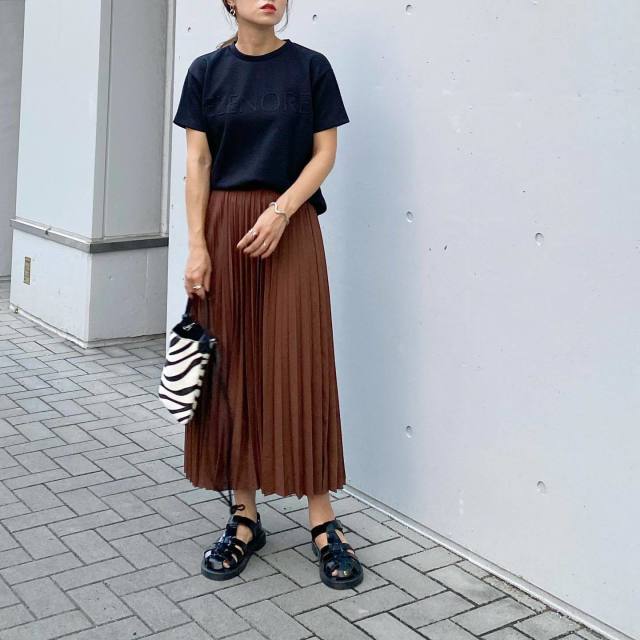 「温感たっぷりなオレンジ＆ブラウン」は黒トップス合わせで秋先取りコーデに