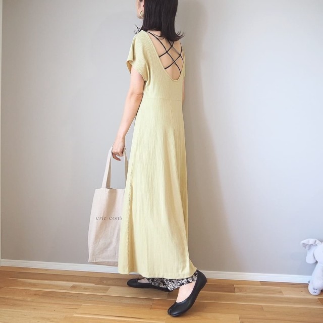 背中が開いた服には「バッククロスキャミソール」