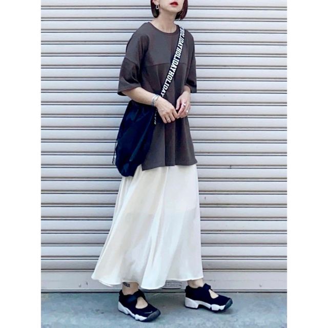 丈の長いTシャツに合う服1｜ツヤのある白スカート