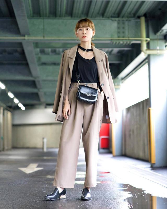 ミニショルダーバッグでハンサムコーデを親しみやすく