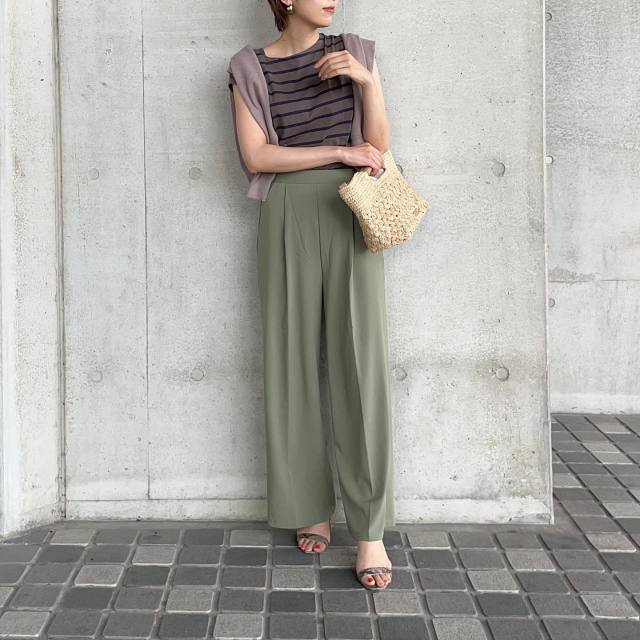 「同系色のボーダートップス」と合わせる