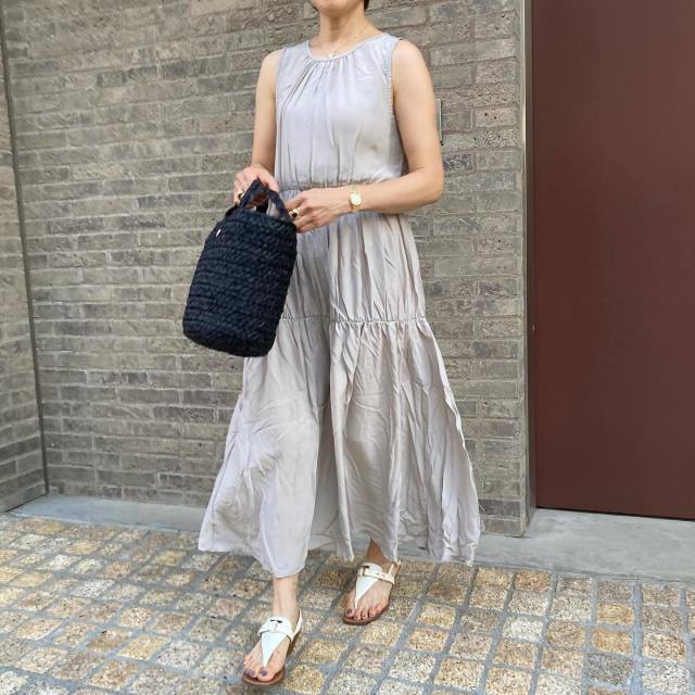【50代におすすめのデザイン2】ノースリーブのティアードワンピース