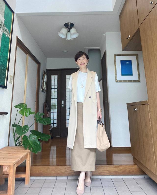 ロングジレ×スカートは「同系色」でまとめてバランスよく