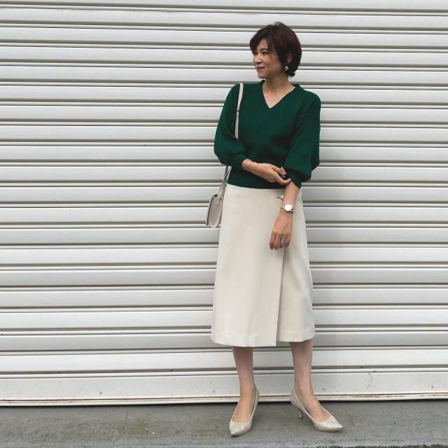 【50代の膝丈スカート】膝丈スカート×パンプス合わせは同系色ですっきりなじませ