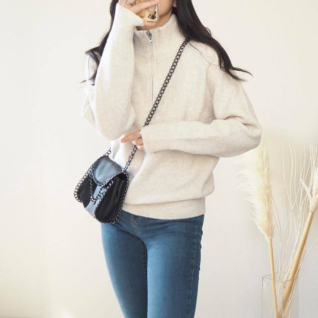 ハーフジップを上まで閉じてハイネック風に