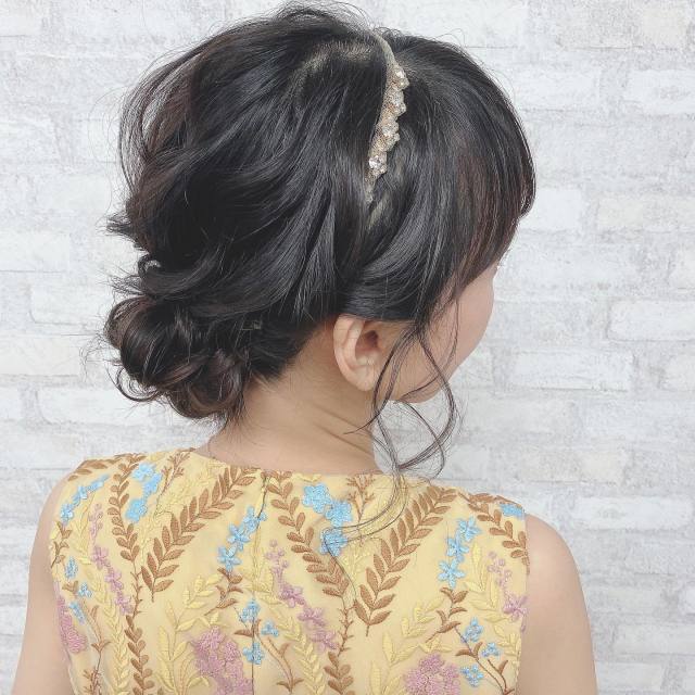 ヘアゴム一本で作れる華やかアップヘア