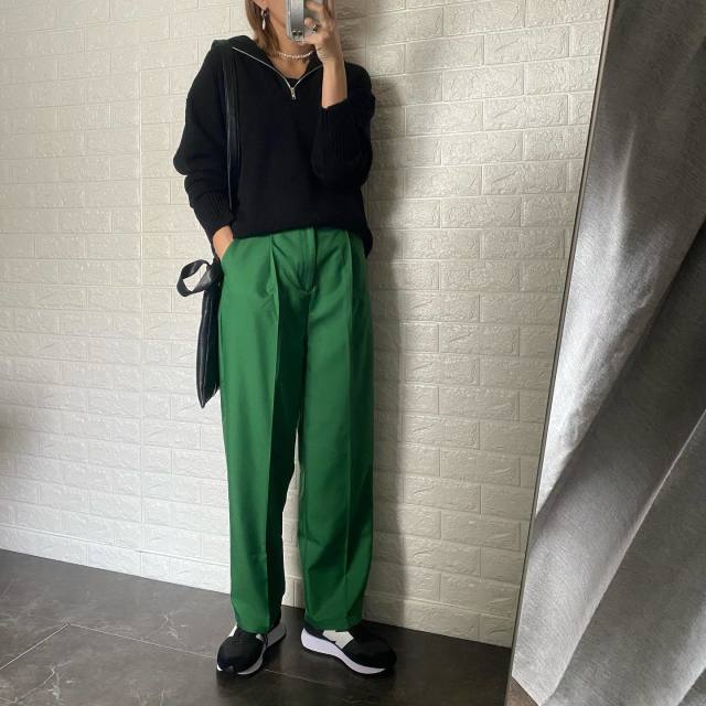 ハーフジップのニットなら、パンツスタイルがお出かけモードに