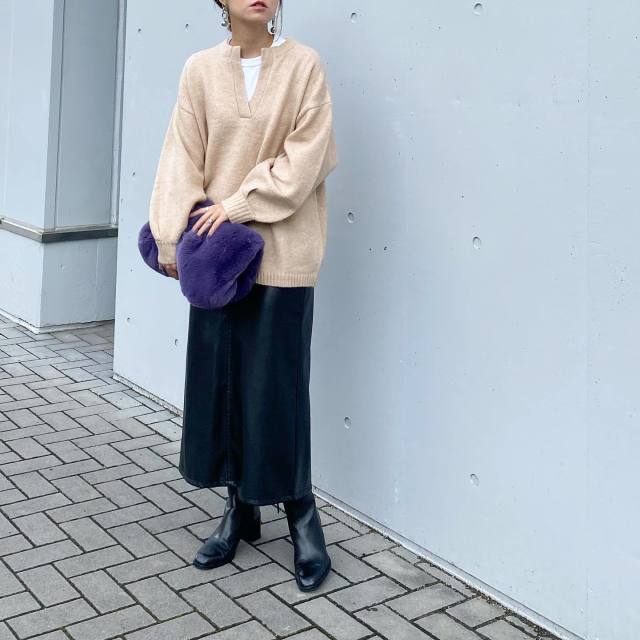 ネックが開いたニットで抜け感を演出