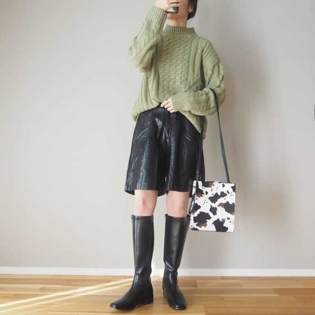 ブラックのハーフパンツ×ロングブーツコーデ