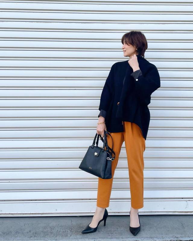 【4】やっぱり頼りになる！ 黒でキャメルパンツコーデをおしゃれに引き締め