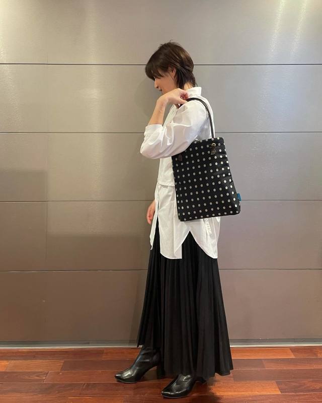 【3】リラクシーに装う「ラウンドヘムのロングシャツ×ロング丈プリーツスカート」