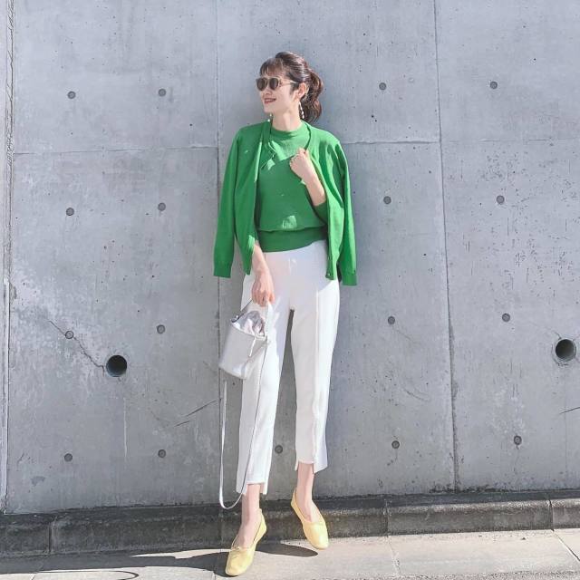 8｜カーディガンと丸首ニットのアンサンブル×アンクルパンツのコーデ