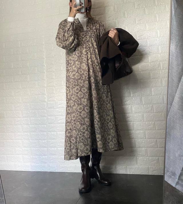 シックなよそ行きコーデに「クラシカル柄のワンピース・スカート×茶色ロングブーツ」