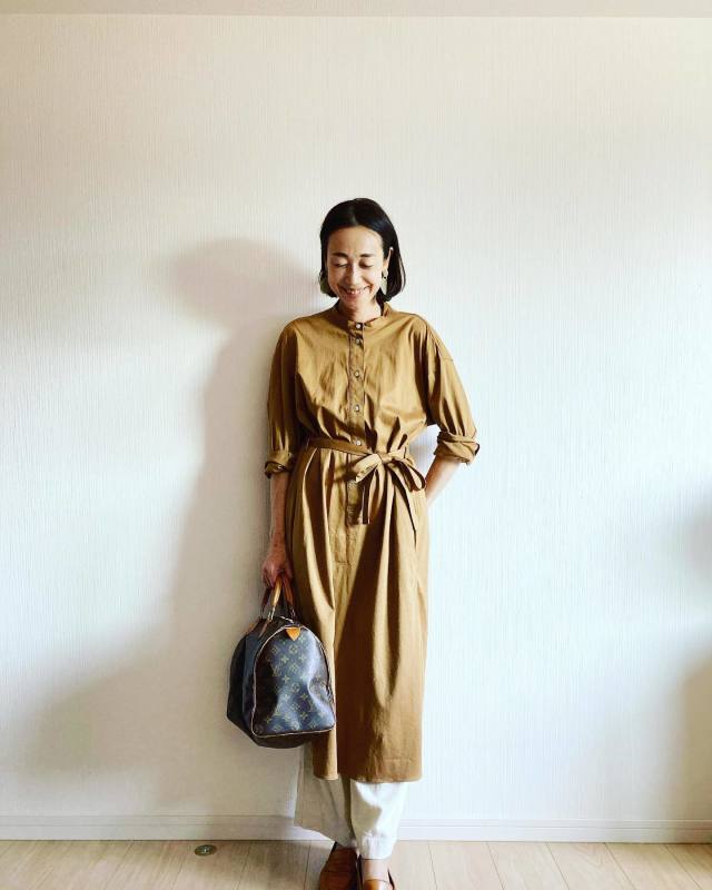 【40代50代におすすめの服装3】「シャツワンピース×ゆったりパンツの重ね着」