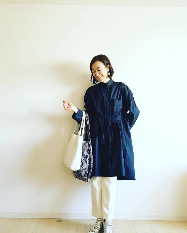【短い丈のゆったりワンピース】ベルト＆Iラインボトムを重ね着する