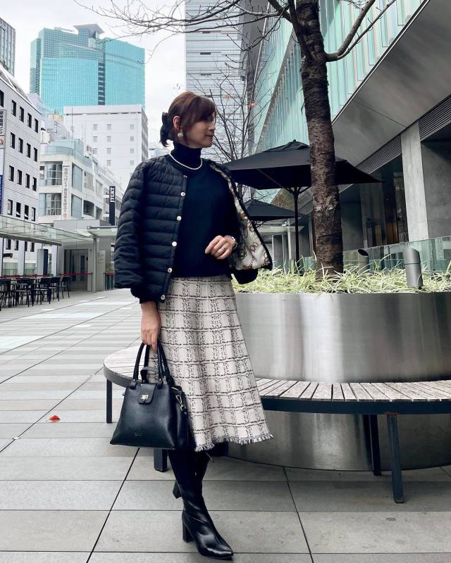 【50代の膝丈スカート】タイツやブーツで肌見せ分量を調整すると着こなしやすい♪