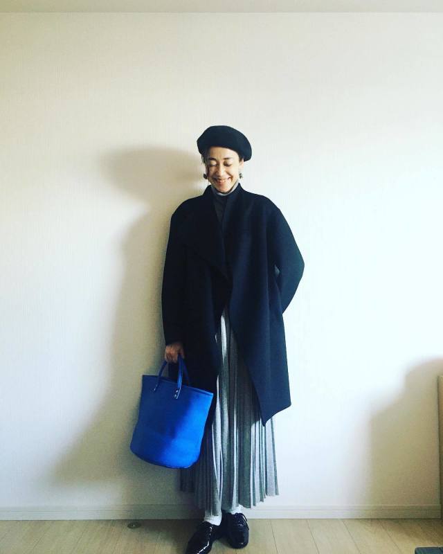 配色テクニック1｜プリーツスカートとコートを同系色で合わせる