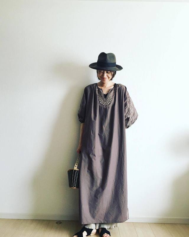 50代のナチュラルなワンピースには「エッジの効いたアイテム」をプラス