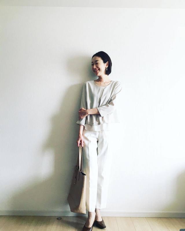 【50代母親・顔合わせの服装におすすめ3】上品トップスと白パンツのスタイル