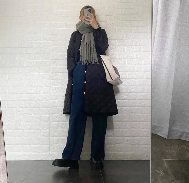 グレーマフラー×デニムパンツのコーデ