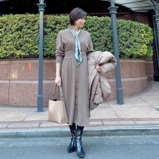 【50代母親・顔合わせのカジュアルな服装2】ウエストマークのワンピース
