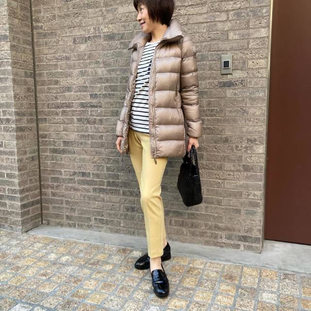 【40代50代×モンクレール】ベージュのモンクレールダウンで軽やかコーデに
